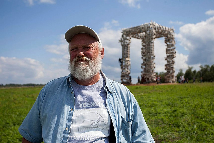 Николай Полисский в парке "Никола Ленивец" (https://www.theartnewspaper.ru/media/images/95437764-c1c1-47e9-be3d-81d4800203c8.height-575.jpg)