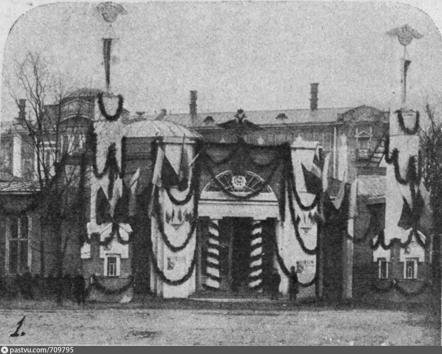  В течение семи недель в четырехэтажном здании гербария Ботанического сада шесть тысяч участников со всей России представляли свои изделия: игрушки, мебель, ковры, ткани, вышивки, иконы и гончарные изделия. 