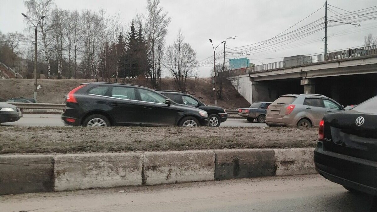     Власти Нижнего Новгорода признают наличие проблемы с огромными пробками в районе Ольгинской развязки, но заявляют, что решить ее можно только за счет строительства новой трассы — дублера проспекта Гагарина. Об этом NewsNN сообщили в городском департаменте транспорта и дорожного хозяйства.