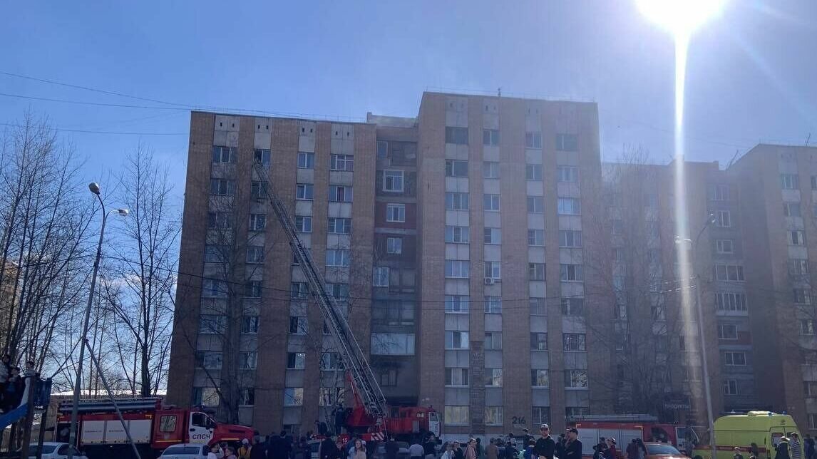     В областной столице 25 апреля произошел пожар в многоэтажном доме на улице Республики, 216. По данным тг-канала «Тюмень №1», на место инцидента прибыла пожарная лестница.