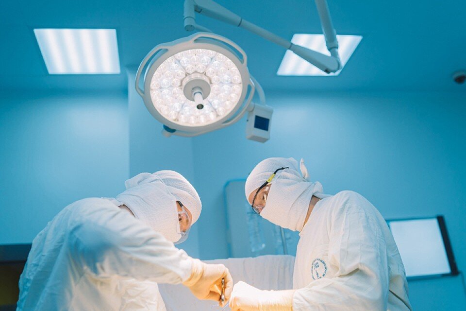    Пациенту провели малоинвазивное оперативное вмешательство - через два разреза длиной в полсантиметра. Фото: Минздрав Кировской области