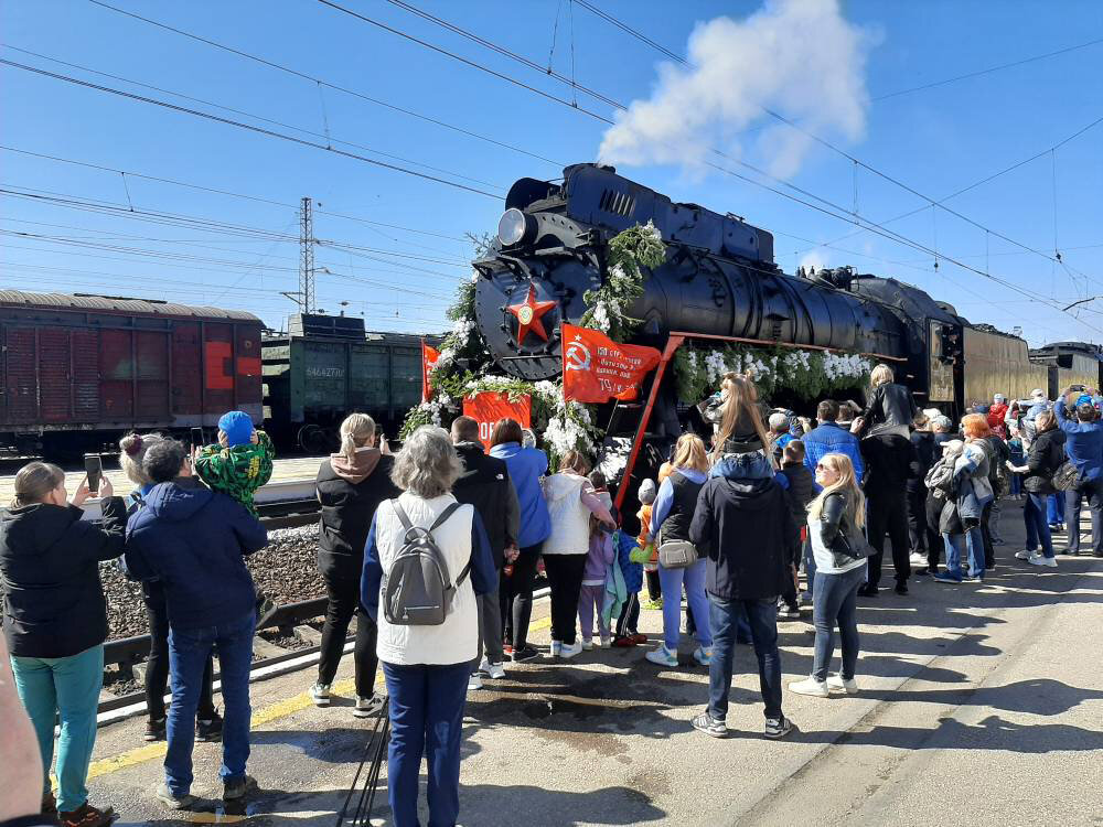 В нынешнем году «Эшелон Победы» состоял из пятнадцати вагонов - теплушек, платформ, цистерн. А во главе состава, конечно, был незаменимый трудяга-паровоз