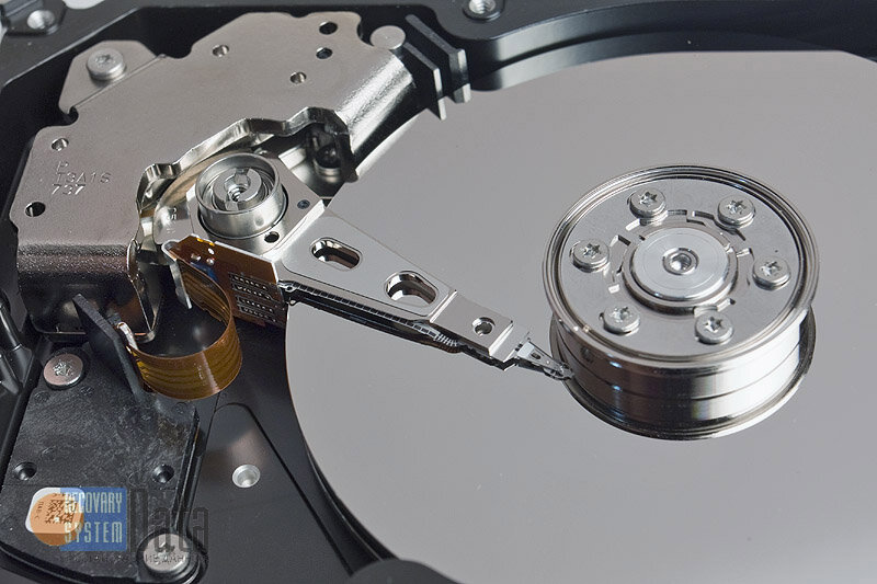 Жесткий диск изнутри. Устройство жесткого диска шпиндель. Вращения диска hdd. Hdd 30tb. Название куда вставляется диск.
