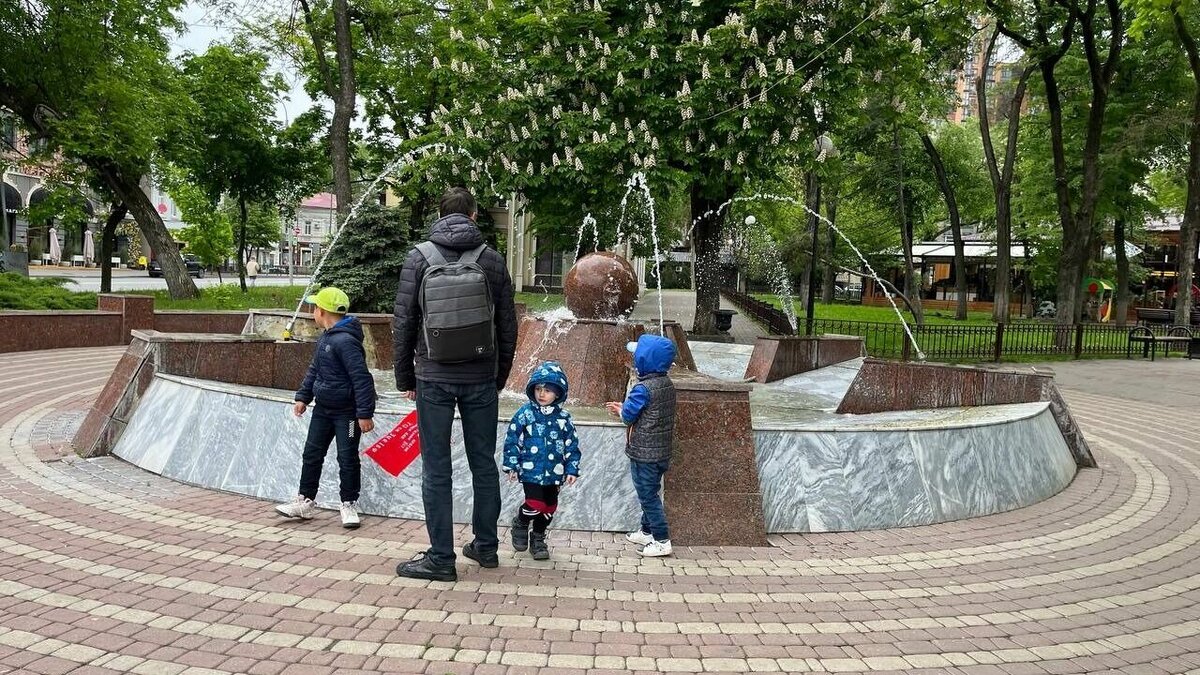     В День Победы в Ростове для горожан заработали фонтаны, сообщают в соцсетях очевидцы.