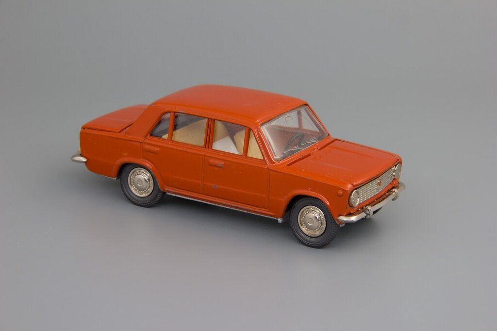 Типичный вид советской версии "копейки": никелевый хром, серебристое дно, обозначенные краской маскот и повторители, белый салон, простая раскраска. 