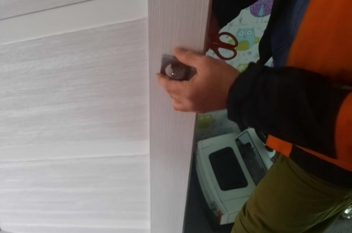    В Кузбассе спасатели вызволяли пятилетнего ребёнка из запертой комнаты