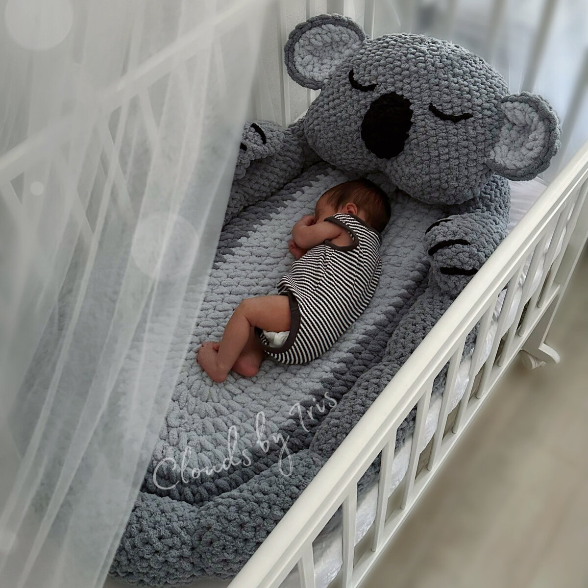 Кокон идеально помещается в стандартную кровать. Бортики у него низкие, поэтому ничего не препятствует циркуляции воздуха. 