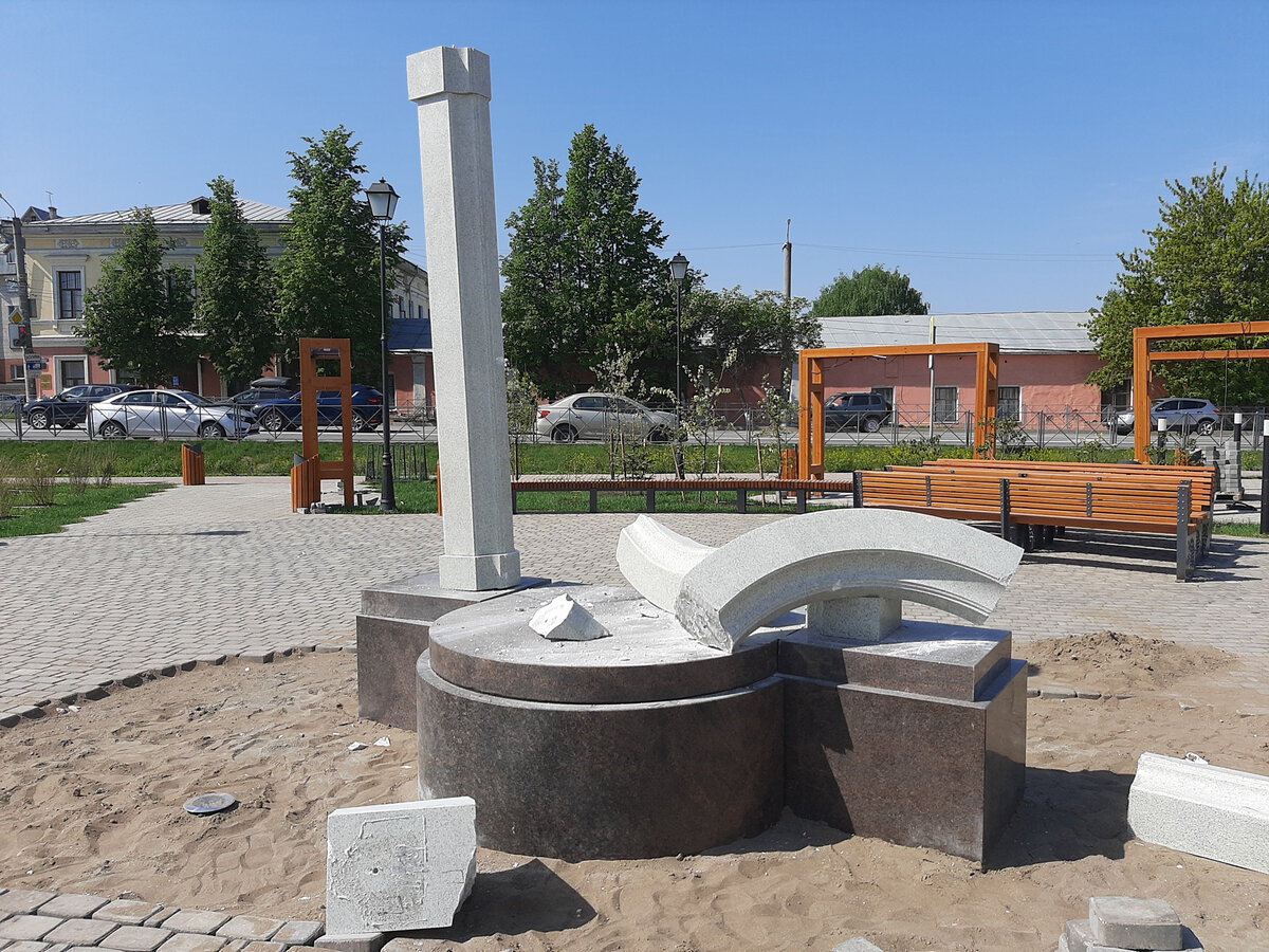 Новая арка простояла недолго - возможно, на неё пытались влезть вандалы