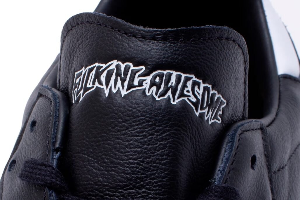 Изменения по сравнению с оригинальным формой будут минимальными. Fucking Awesome x adidas Samba оформлены в простые, классические черные и белые оттенки. Черная основа из хорошей фактурной кожи сочетается с фирменными зазубренными тремя полосками сбоку и задником белого цвета. На язычке белым цветом выделяется граффити-брендинг Fucking Awesome.