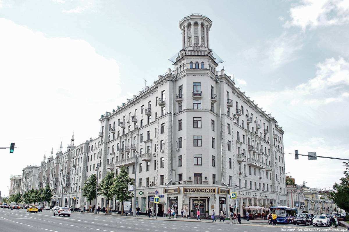 Тверская, 17/28: «Дом под юбкой». Источник: https://rblogger.ru/img3/2019/gorod-na-pamyat-425-tverskaya-ulitsa-i-kvartira-solzhenitsyina/83.-Tverskaya-ul.-d17.-14.06.18.00sh..jpg