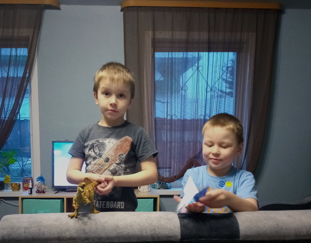Паша и Вадя играют в динозавра и бабочку
