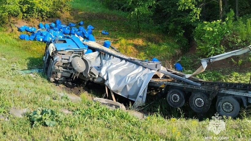    Фура съехала в кювет на трассе М-5 в республике Башкортостан ©Главное управление МЧС России по Республике Башкортостан