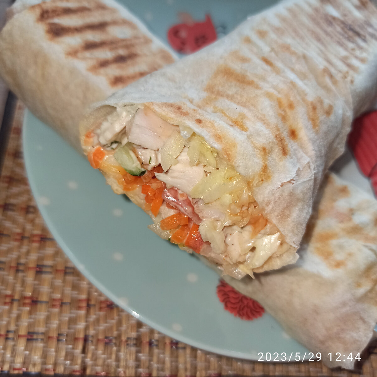 Обедали покупной куриной шаурмой 🤤, сейчас с мужем ужинаем банкой консервированной горбуши с отварными айками и картохой, вприкуску с зеленым луком 🤪