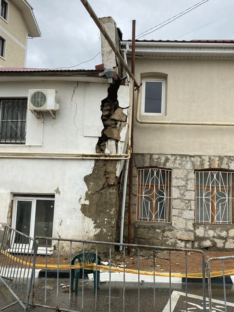 В Алуште ливень «расколол» дом | Новый День | Дзен