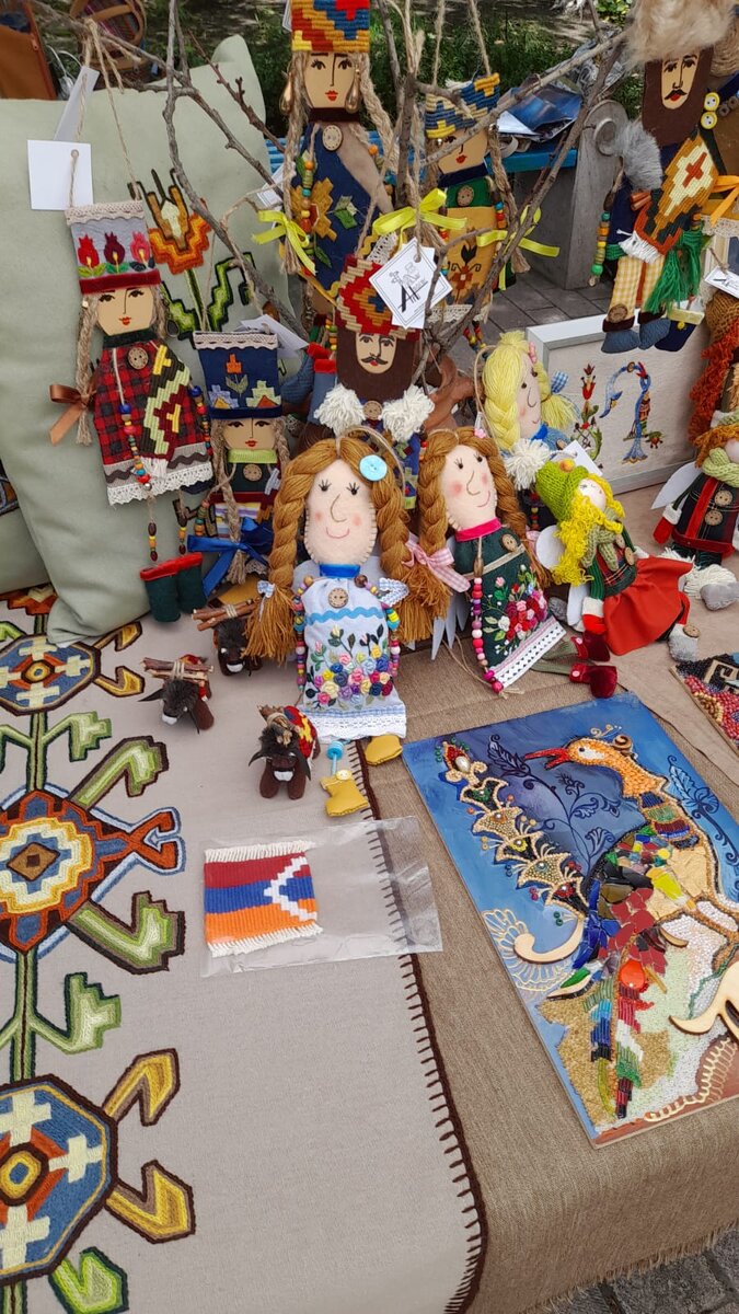 В День защиты детей в блокадном Степанакерте прошла выставка изделий и рисунков, сделанных руками карабахских детей. Фоторепортаж