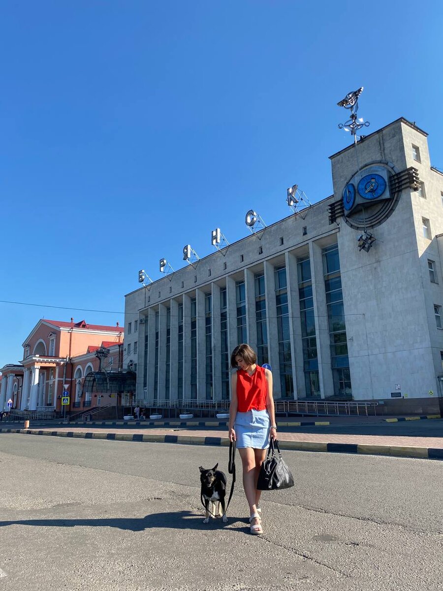 Лена и Полли на вокзале в Брянске спустя год после их первой поездки