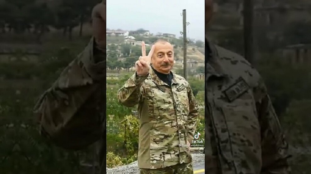 Азербайджанский наследственный диктатор Алиев с жестом турецкой националистической и террористической организации "Серые волки". Фото из открытых источников сети Интернета