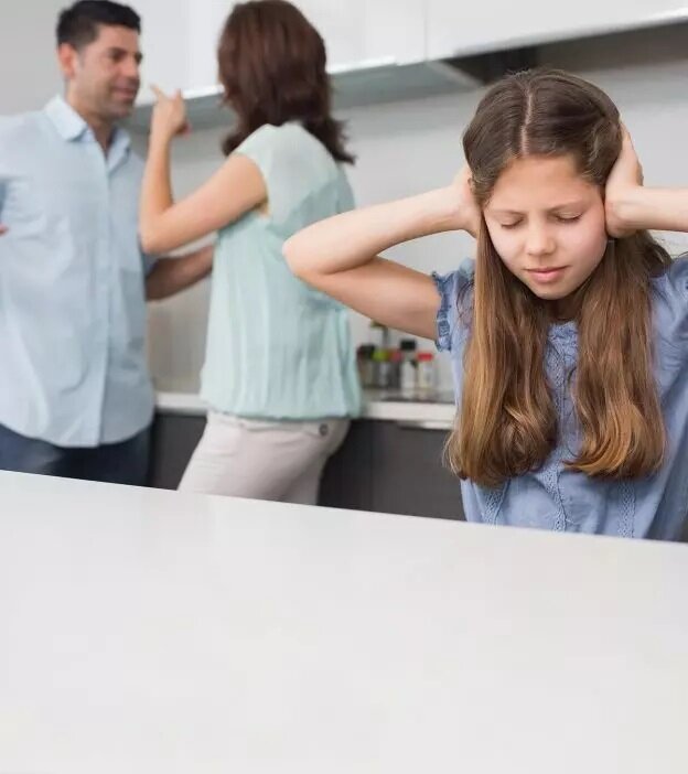 Развод может быть тяжелым испытанием для пар, еще тяжелее для детей.