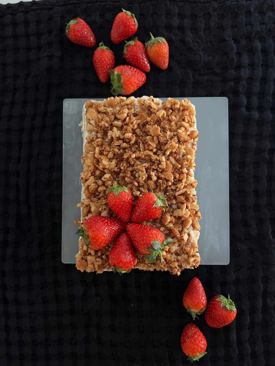 Для такого чудо медовика нам понадобится: БИСКВИТ:
-100 г меда 
-50 г кипятка( если мёд засазахарился, а если нет, то без кипятка)
-1 Ч Л СОДЫ
-1 яйцо, 2 белка ( категория с0)
-150 г рисовой муки
КРЕМ:
-130 г мягкого, пастообразного творога+ 200 гр сыра рикотты
-сахзам по вкусу
-ванилин