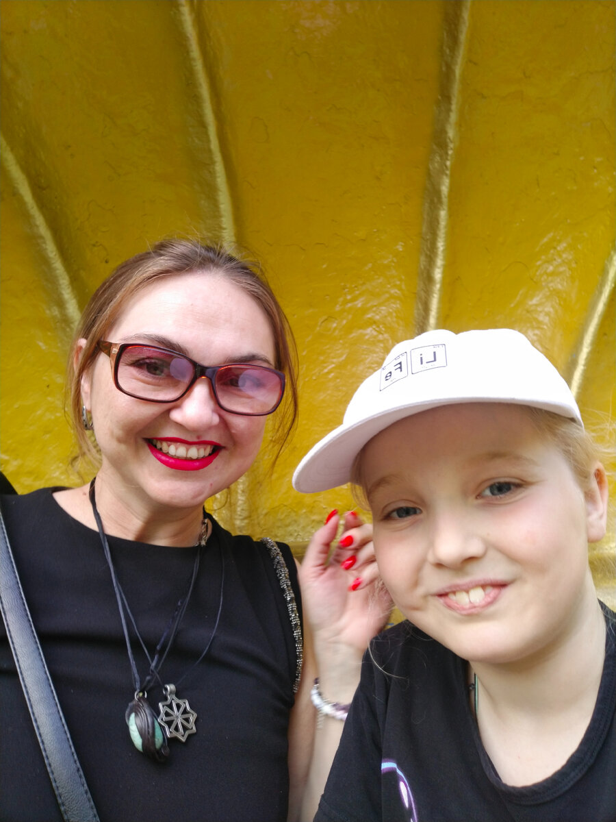 Вот тут мы вальсировали. И вторая половина аттракциона была: Вера, закрой глаза и дыши. Сдержалась.