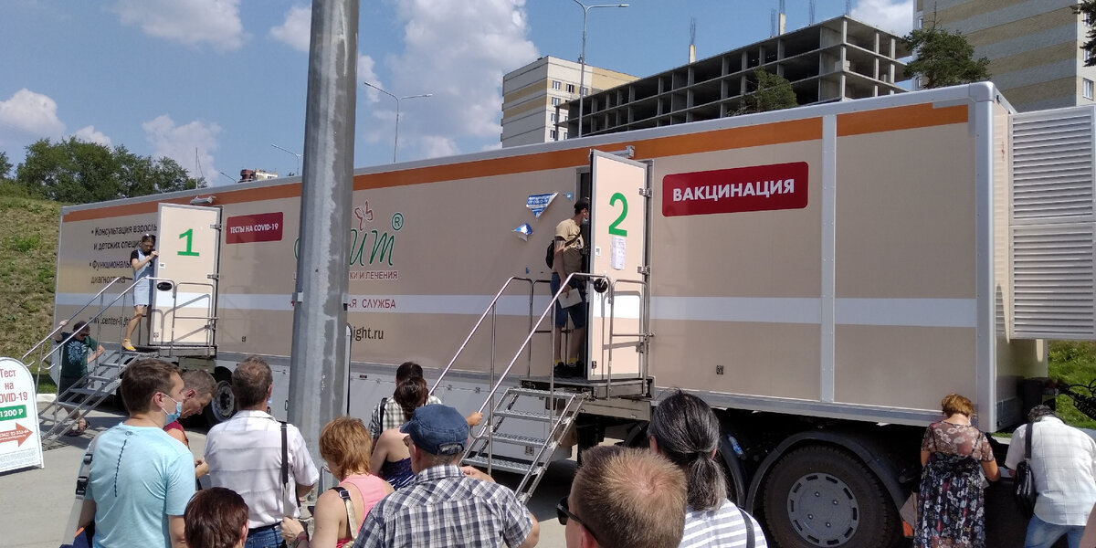 Справа в углу заполняют бланки на этом самом баке с соляркой