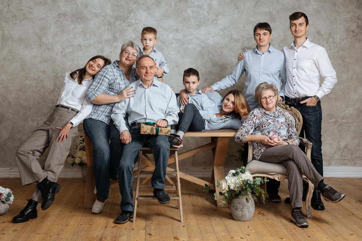 Родственник 4 поколения. Семейная фотосессия. Фотосессия большой семьи в студии. Семейная фотосессия большой семьи. Портрет большой семьи.