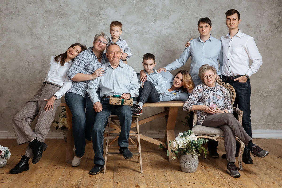 С какими родителями родственниками. Семейная фотосессия. Фотосессия большой семьи в студии. Семейная фотосессия большой семьи. Портрет большой семьи.