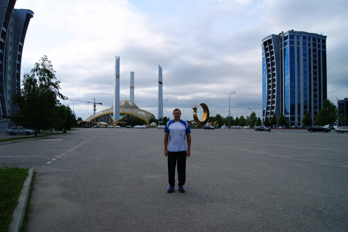 парковка перед мечетью "Сердце Матери" в Аргуне 