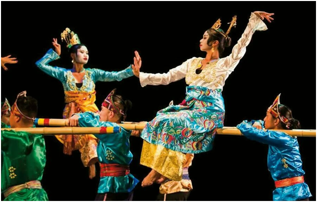 Филиппинский танец с бамбуковыми палками.