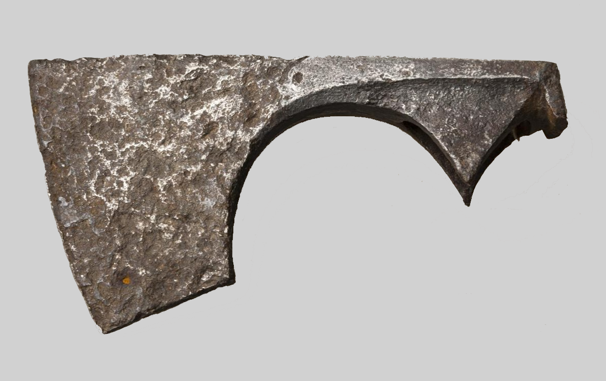 Популярностью в качестве боевого оружия у викингов пользовались топоры. Таким топором, как представленный на этом изображении, норманны могли рубить деревья, и головы врагов. Топорами, предназначенными исключительно для боя, принято считать широколезвийные секиры (след. изображение). Топор с оттянутым вниз лезвием и усиленным обухом. X век.