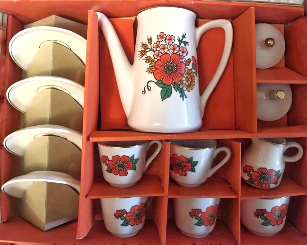 Кукольный сервиз производства ГДР, 1980-ые годы, фото с сайта Авито, цена 2000