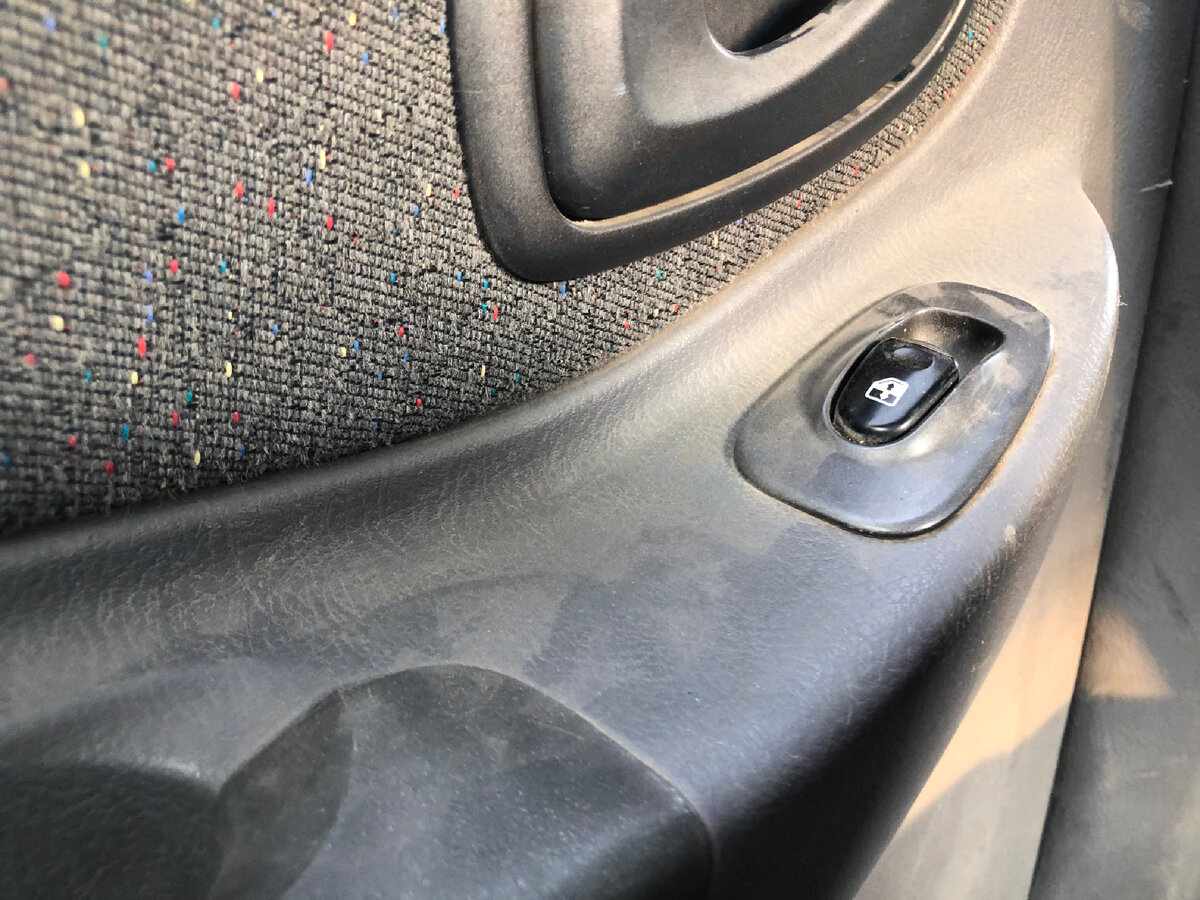 Задняя дверь в салоне такси