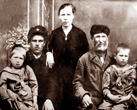 Семья Кузьминых. /фото из музея города Великие Луки. Реставрировано мной/