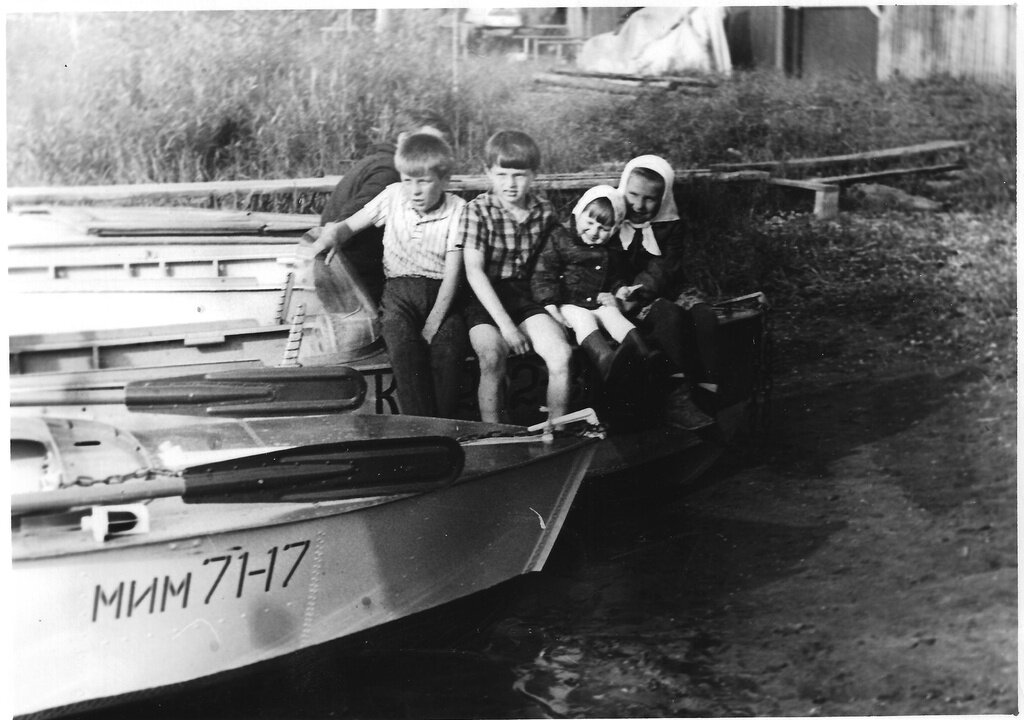 Дети на лодке. Неизвестный автор, 1975 - 1980 год, Калининская обл., дер. Берниково, из архива Дениса Тюленева.