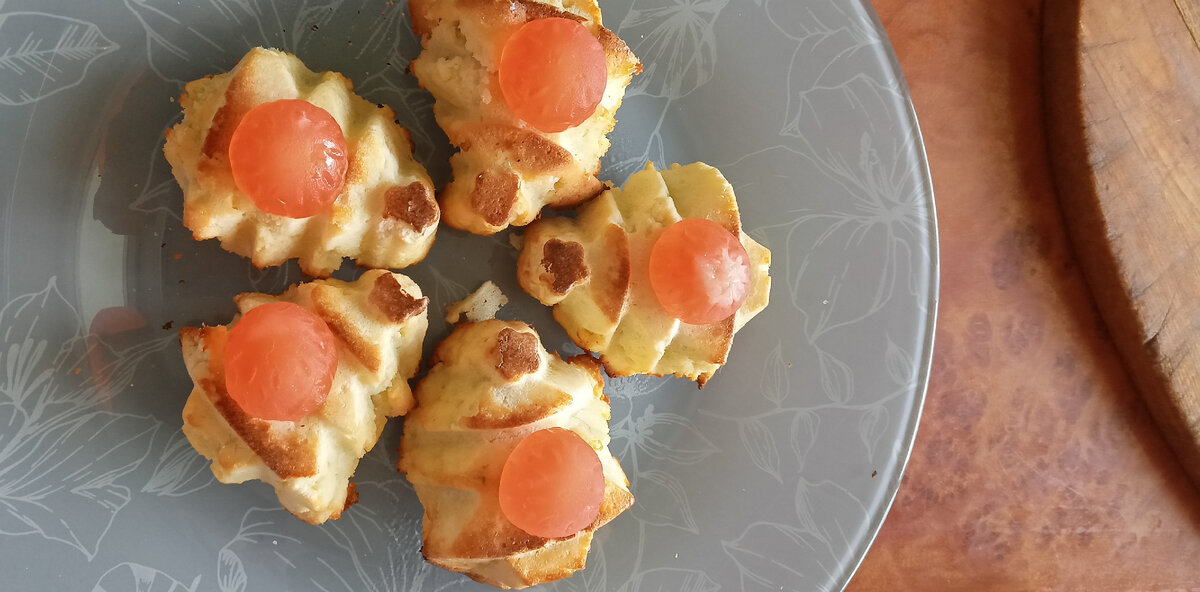 Младшая испекла печенье из кокосовой муки - я только в духовку ставила и доставала))