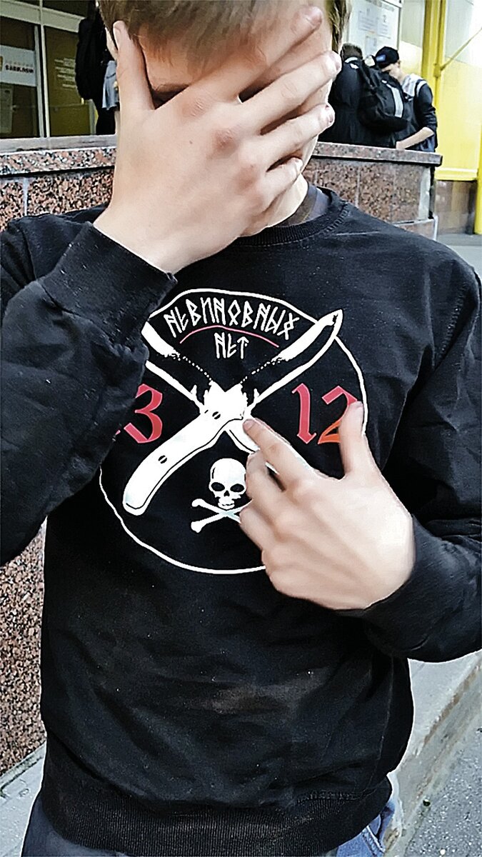 Вот что выдает поисковик при написании "оффники". Также среди подобных движений популярно ношение одежды определенного производства - так они помечают своих и просят других "пояснить за шмот". Если оправдаться не выходит - грозят физической расправой.