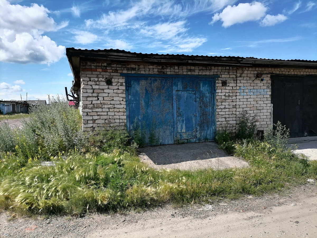 Тот самый гараж. Над воротами на кирпиче до сих пор следы копоти спустя более 25 лет... 