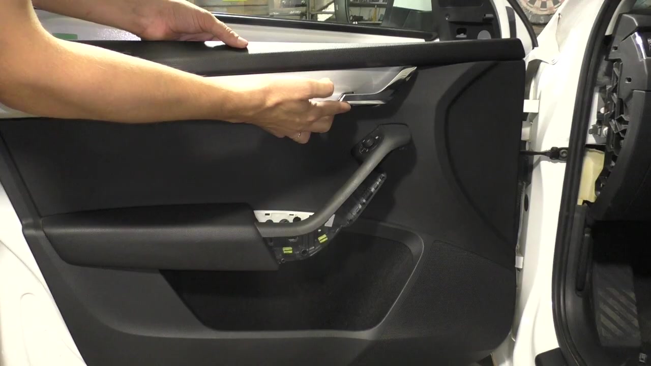 Как происходит снятие обшивки двери на Skoda Octavia A7