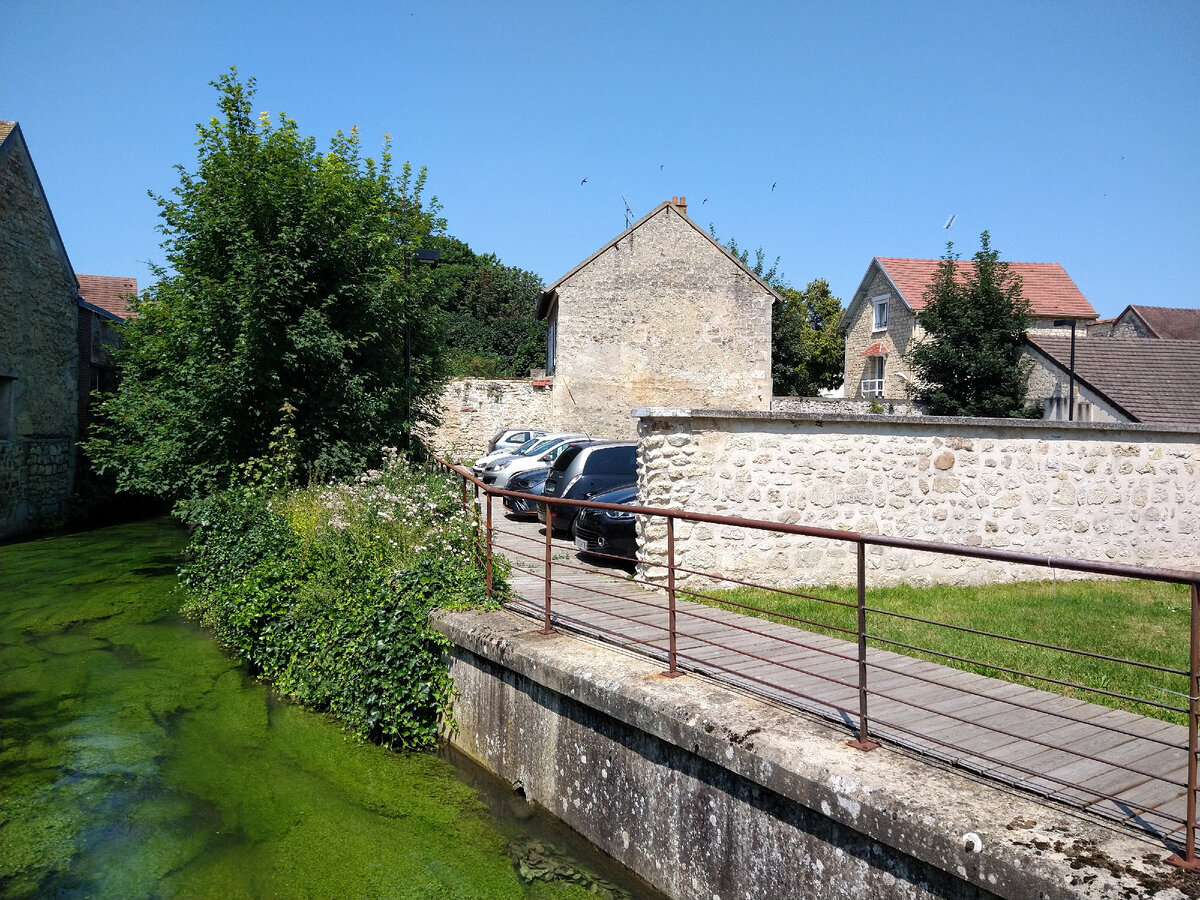 Вид по левую сторону от мэрии, если стоять к ней лицом. (Фото автора, 2021.) Листайте галерею! 