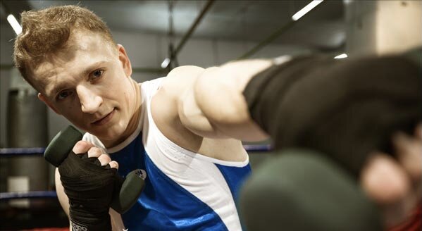 Мы бы могли порекомендовать следующий график тренировок на этапе набора мышечной массы. Понедельник тренажерный зал вторник отдых среда тренировка по боксу четверг тренажерный зал пятница отдых суббота тренировка по боксу воскресенье отдых. Такого графика будет достаточно для набора мышечной массы. Какие упражнения делать? Мы рекомендуем делать классические упражнения со свободными весами. Для бокса вам нужна сила, а не прорисованность мышц. Поэтому бодибилдерские упражнения вам не подойдут. Подойдут классические упражнения для развития силы. Становая тяга, приседание, жим лежа, поднятие штанги вертикально верх, подъем штанги на бицепс, подтягивание с отягощением. Это базовые упражнения. Есть множество вариантов выполнения этих упражнений. Но это база и ее надо делать, если вы хотите нарастить качественную мышечную массу быстро. Особое внимание нужно уделить разминке и растяжке до и после тренировок. Если вы перестанете заниматься боксом, если вы будет только качаться, не будете делать растяжку мышц и быстро наберете мышечную массу. Если в таком формате вы будете тренироваться 1-2 года и наберете 10-20 кг мышц, то по возвращению в боксерский зал вам будет очень тяжело. Потеряется скорость, серийность, легкость движения, выносливость. Безусловно удар станет значительно сильнее, но этого будет не достаточно, для того, чтобы конкурировать с более быстрыми и обученными боксерами. Поэтому не забывайте, что вам нужна не просто мышечная масса. Вам нужна качественная мышечная масса, которая не будет вам мешать, а наоборот даст вам дополнительные преимущества в виде нокаутирующего удара. Также можете почитать статью про похудение и здоровый образ жизни. Там написано множество правил, которые вам надо будет соблюдать при наборе мышечной массы. 