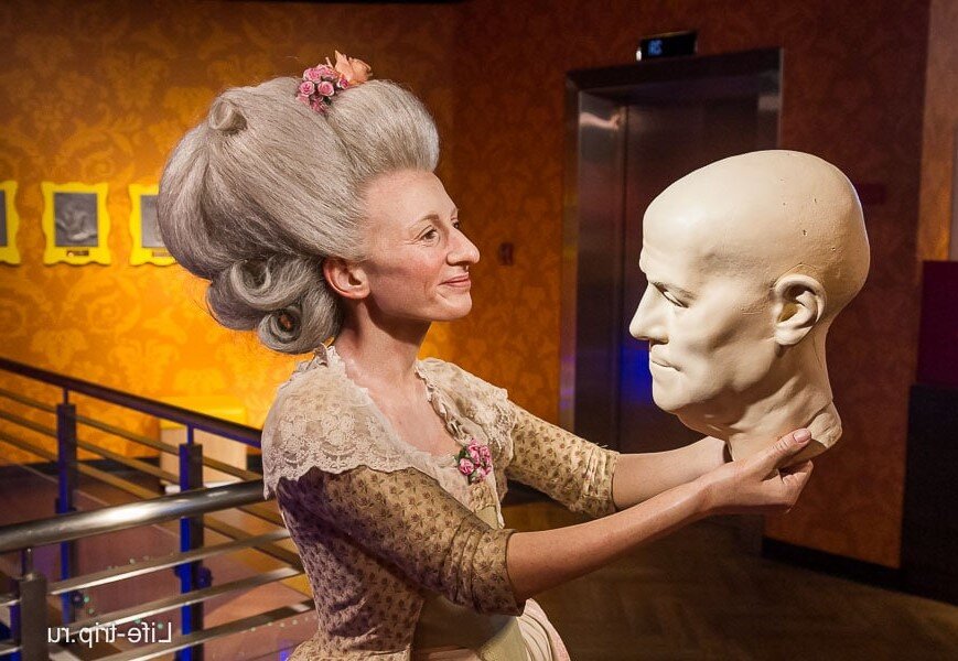 В музее есть несколько скульптур самой Мадам Тюссо 