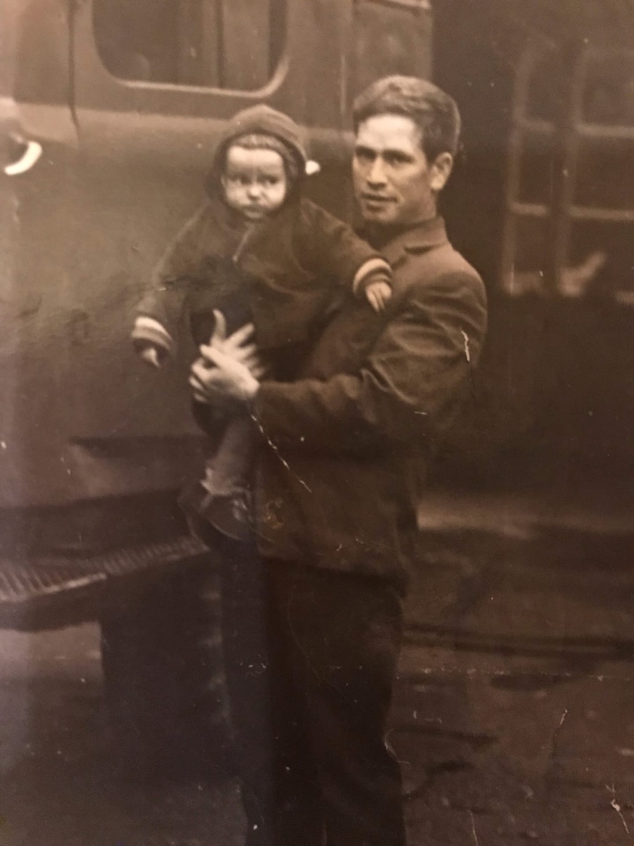 Куда только они не таскали мальчика, толку не было