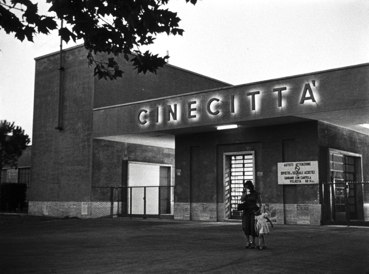 Рим. 50-е. Киностудия Cinecittа. Дословно "Город Кино". А основал его в 1937 году сын итальянского диктатора Бенито Муссолини. 