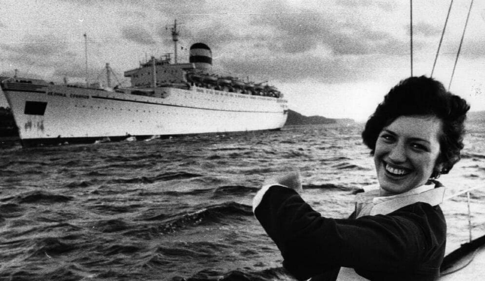 Лилиана Гасинская на фоне круизного лайнера.