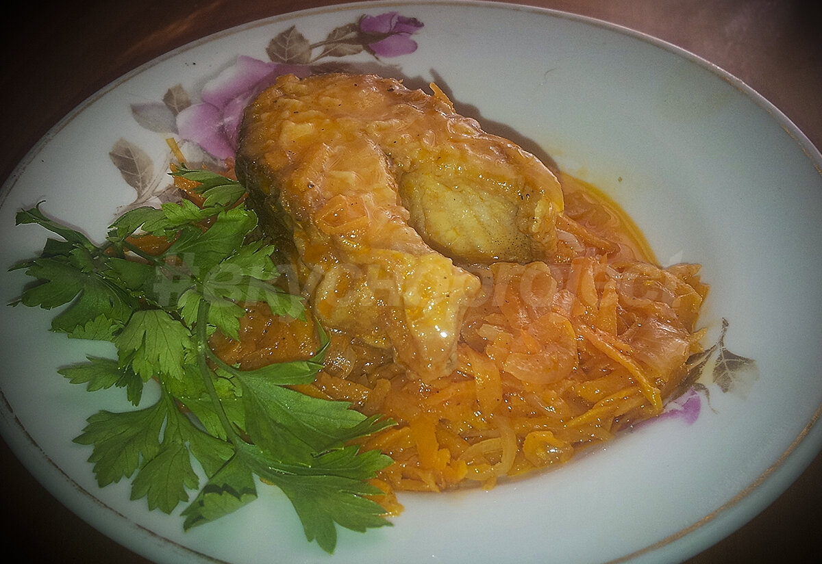Скумбрия под луково-морковным маринадом