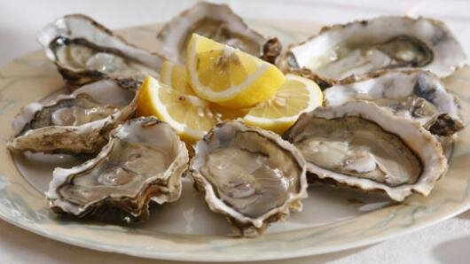 Устрицы с лимоном