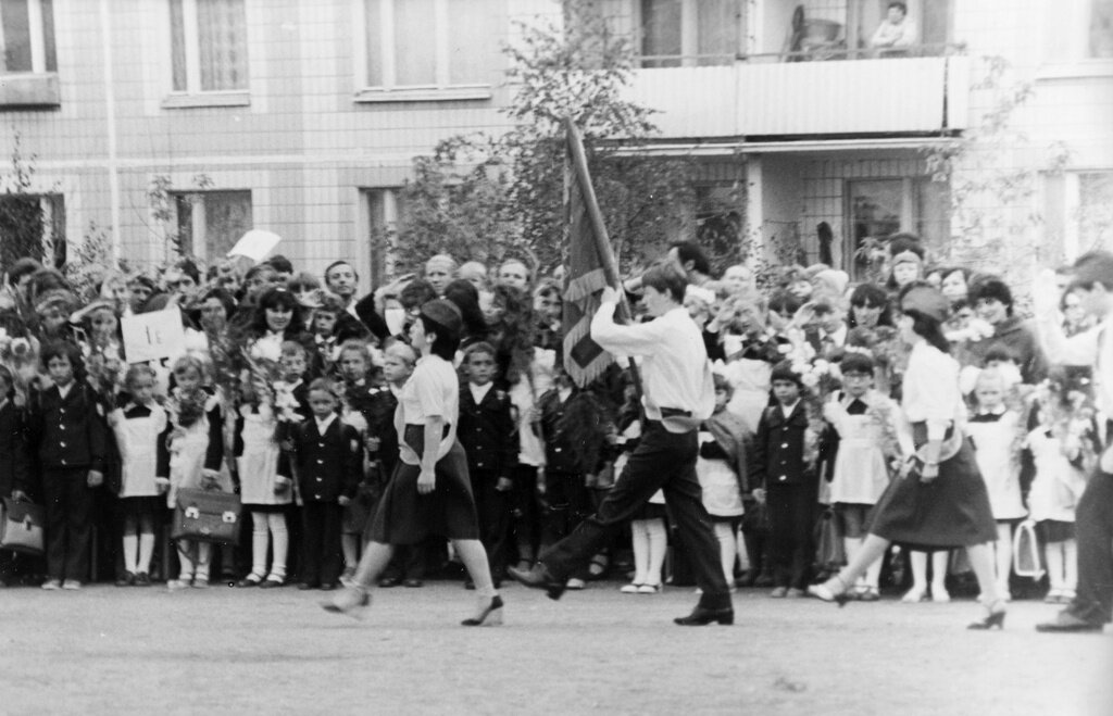 Линейка, 1 сентября 1984 год. Фото взято из открытых источников: russiainphoto.ru