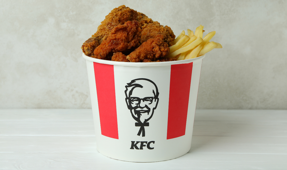 Всемирно известный рецепт жареной курицы от KFC: пальчики облизывать  разрешается 🍗 | Вилка. Ложка. Палочки: рецепты и советы | Дзен