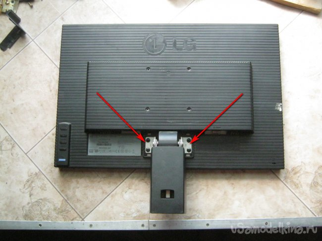 Фото 2. Разборка монитора LG L192WS. Делай раз – снятие ноги.