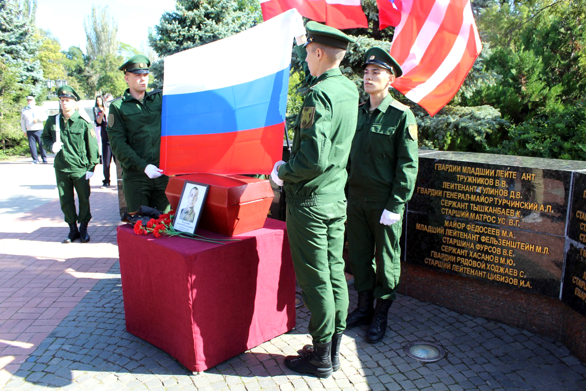 Украшение города к 9 мая. Омон грифон. Парад победы фото. Подвиги соотечественников. Памятник медицинской сестре.